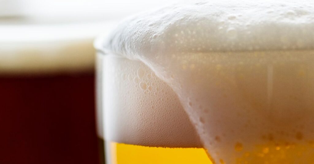 Perché alcune birre mantengono una Schiuma duratura?